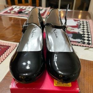 Girls black shoes size 5, brand new, Nina